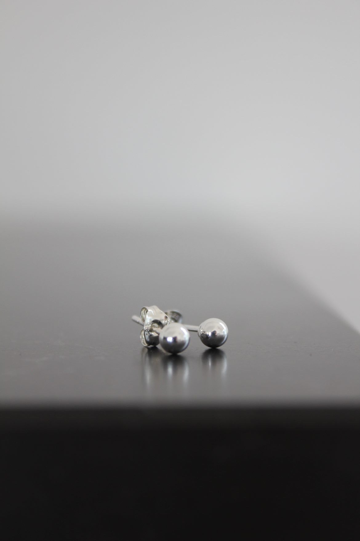 Ball stud earrings