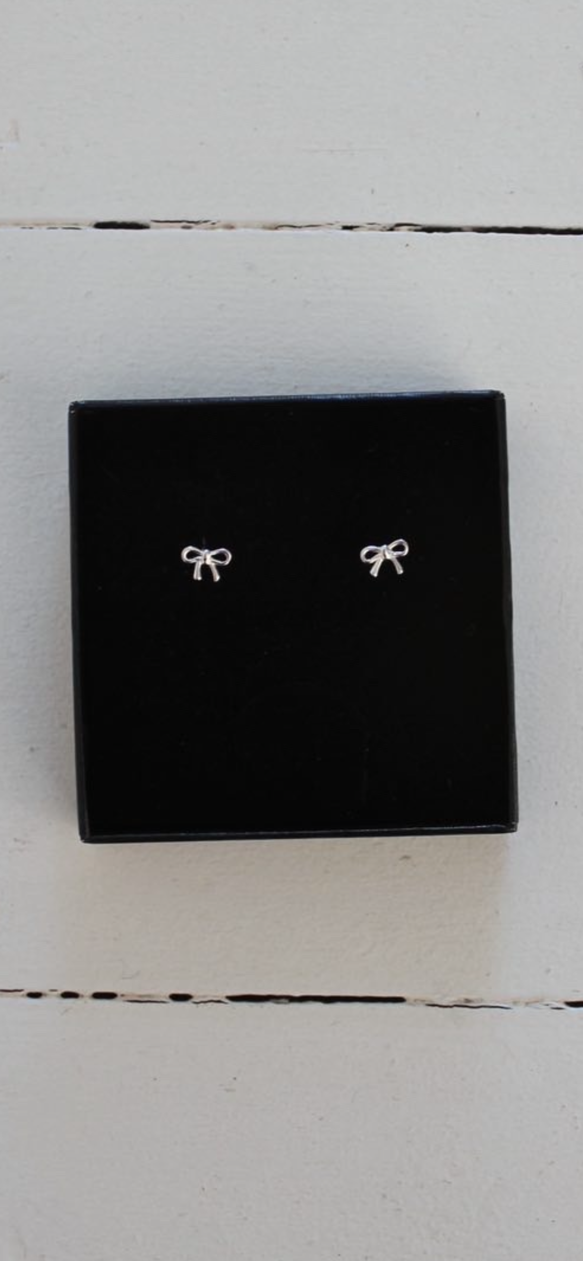 Bow stud earrings