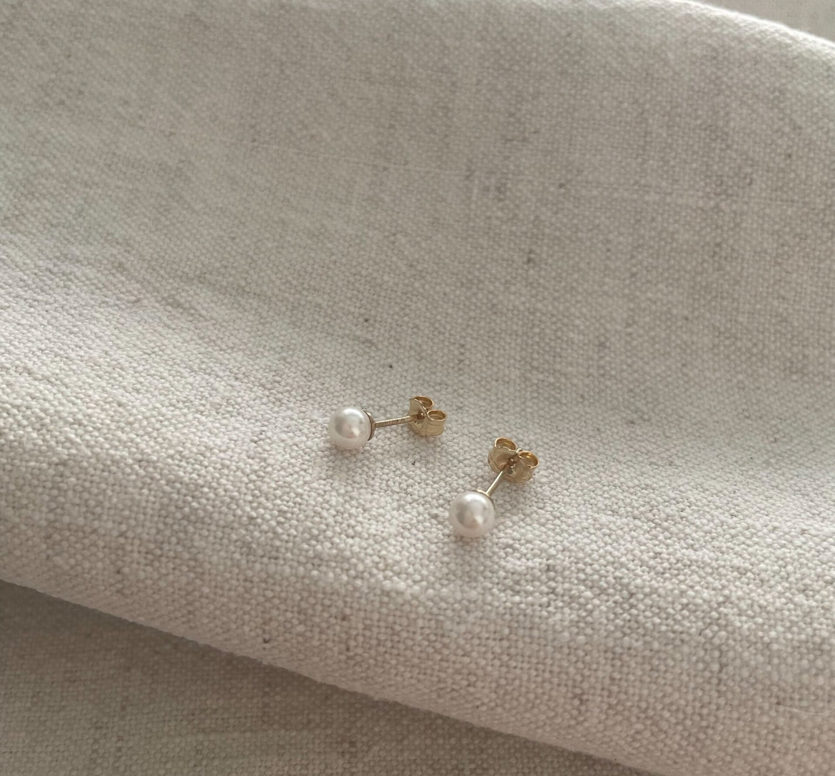 Pearl stud earrings Gold